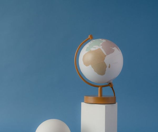 Minimalist representation of vertical balance and peace